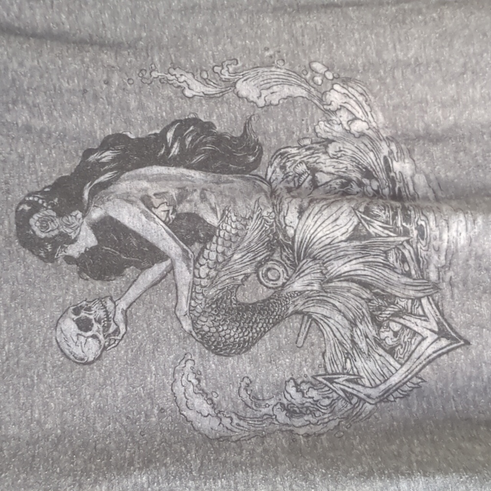 Light Gray Mermaid Skull Torrid Size 1 1X V Neck T-shirt Goth